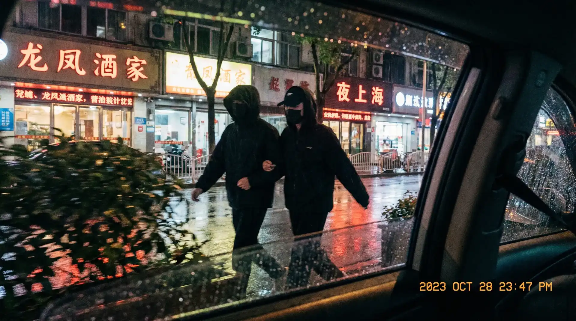 美女扒开尿口让男人桶进 - 顶流明星深夜密会现场抓拍照片